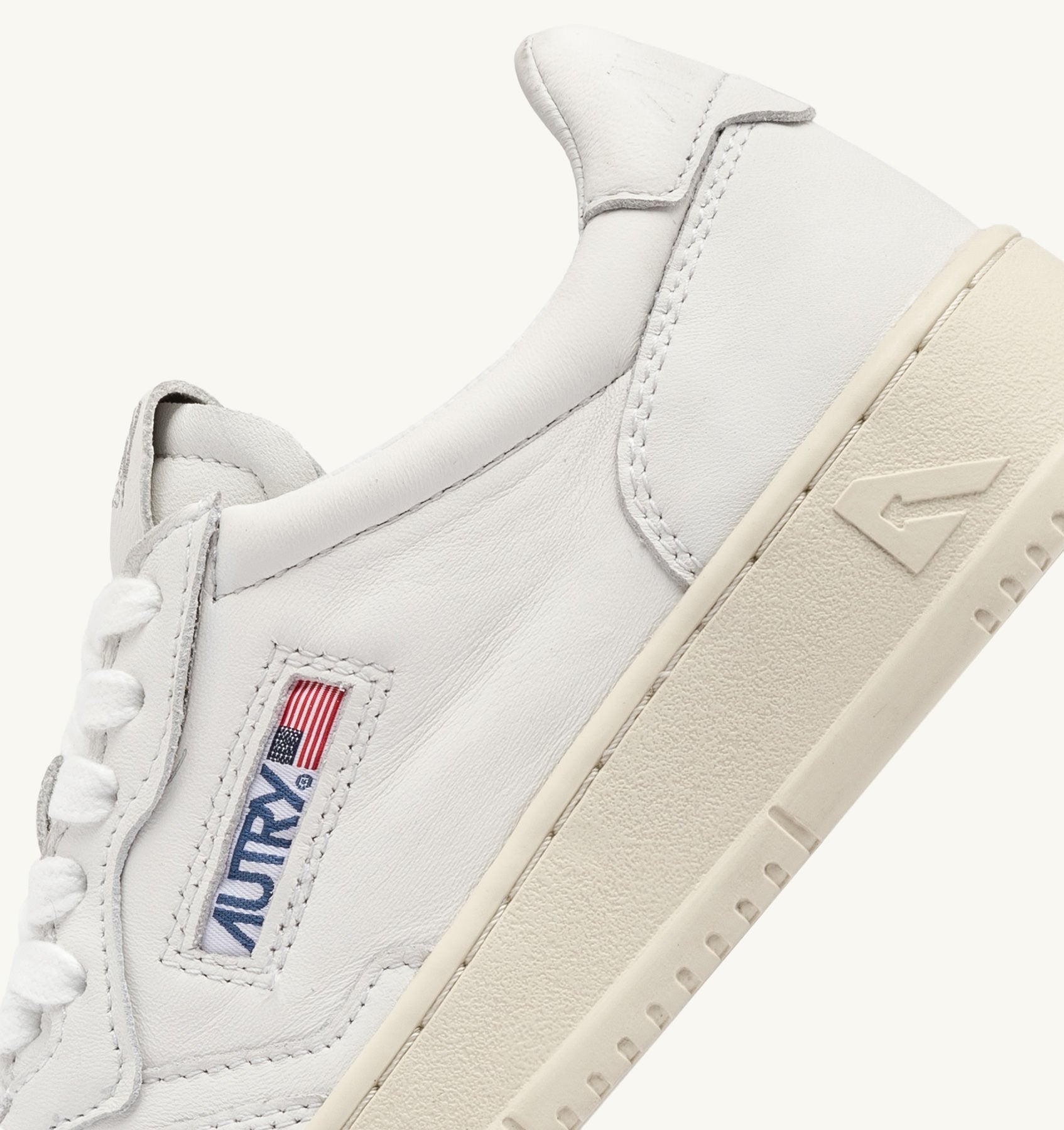AUTRY - MEDALIST LOW SNEAKERS IN SUPER-SOFT WHITE NAPPA (Women) - ASTOREHERE