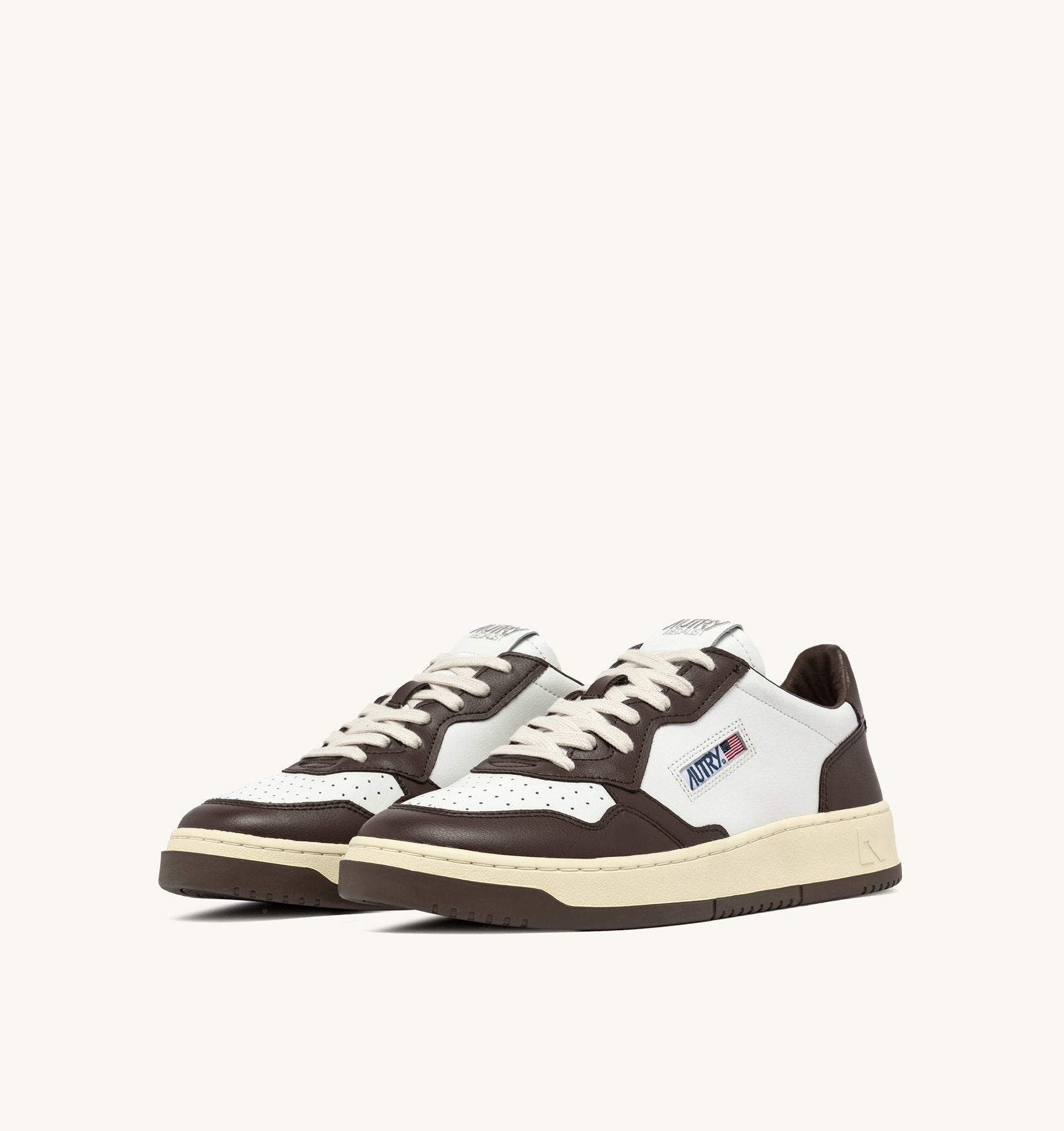 AUTRY - MEDALIST LOW BICOLOR SNEAKERS IN WHITE AND CHESTNUT LEATHER (Women) - ASTOREHERE