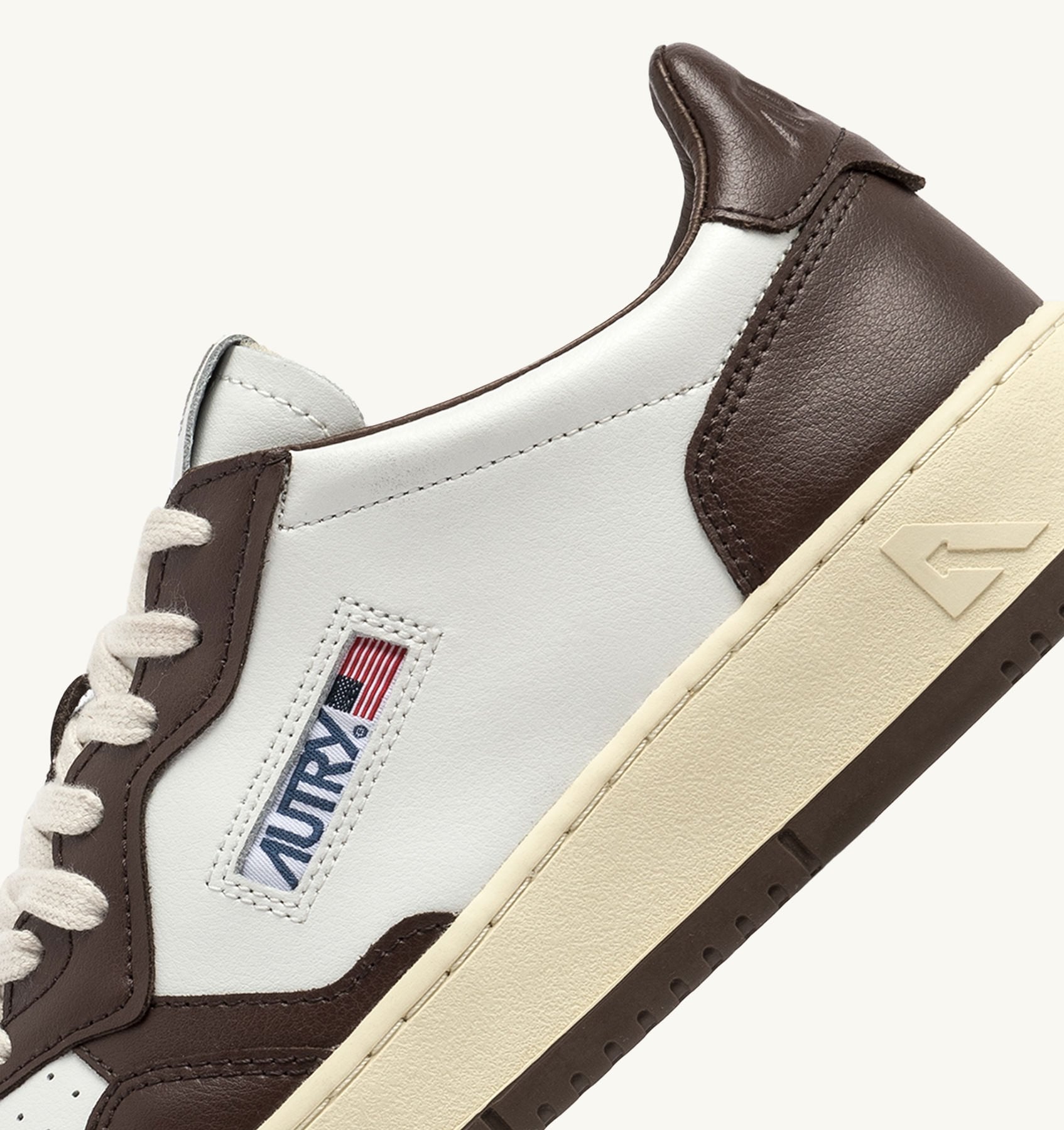AUTRY - MEDALIST LOW BICOLOR SNEAKERS IN WHITE AND CHESTNUT LEATHER (Women) - ASTOREHERE