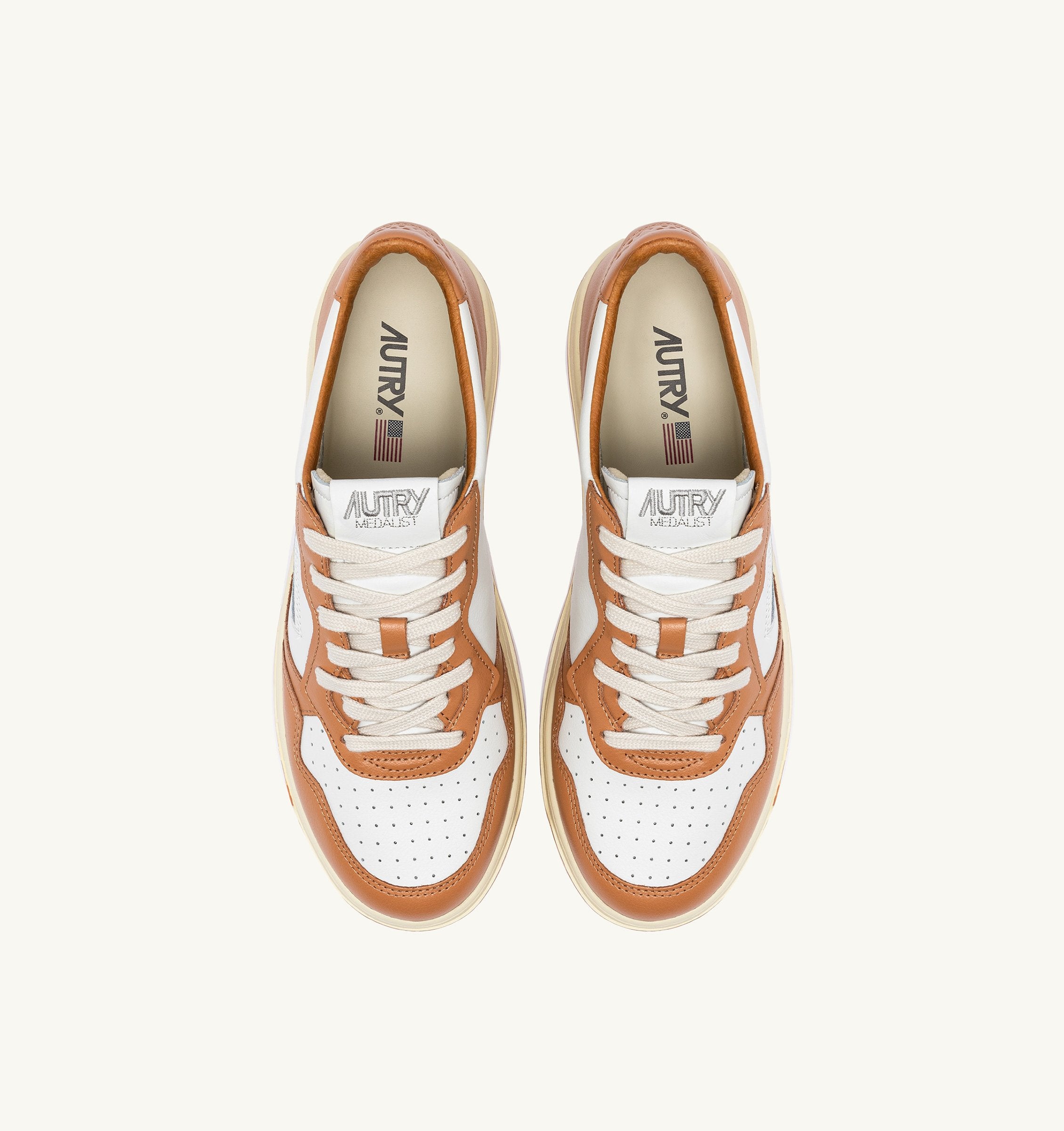 AUTRY - MEDALIST LOW BICOLOR SNEAKERS IN WHITE AND SAND STORM LEATHER