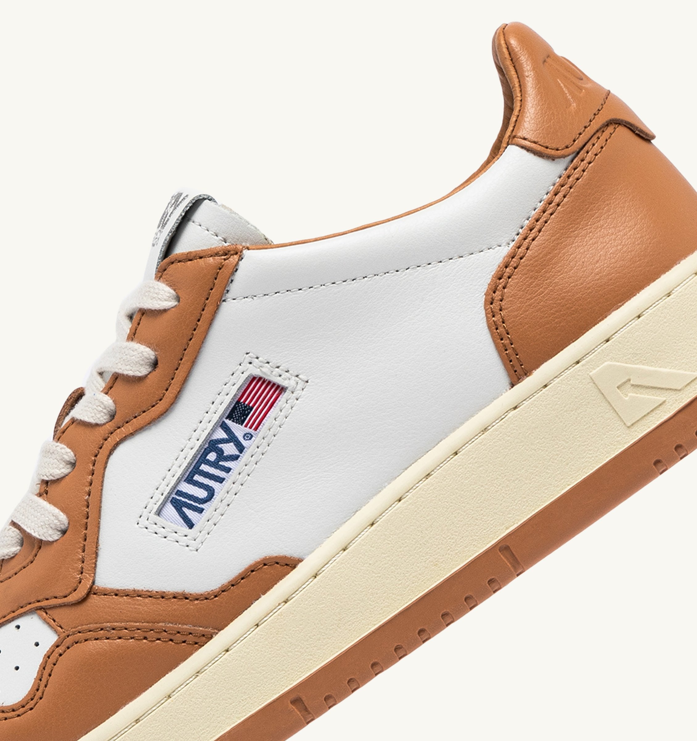 AUTRY - MEDALIST LOW BICOLOR SNEAKERS IN WHITE AND SAND STORM LEATHER