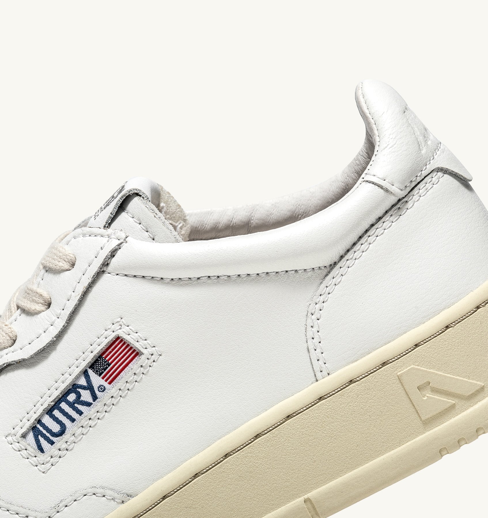 AUTRY - MEDALIST LOW SNEAKERS IN WHITE LEATHER (Men) - ASTOREHERE