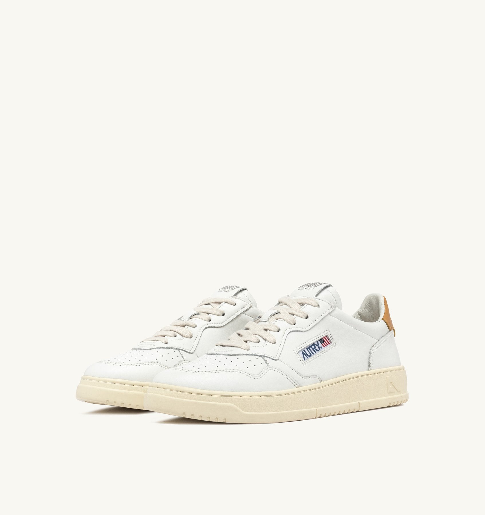 AUTRY - MEDALIST LOW SNEAKERS IN WHITE AND HONEY-YELLOW LEATHER (Men) - ASTOREHERE