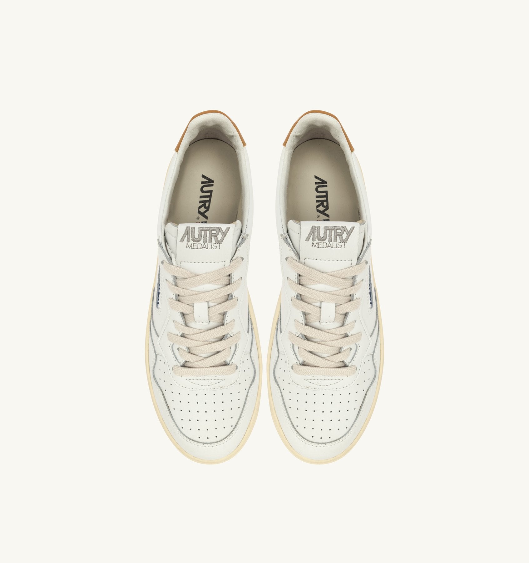 AUTRY - MEDALIST LOW SNEAKERS IN WHITE AND HONEY-YELLOW LEATHER (Men) - ASTOREHERE