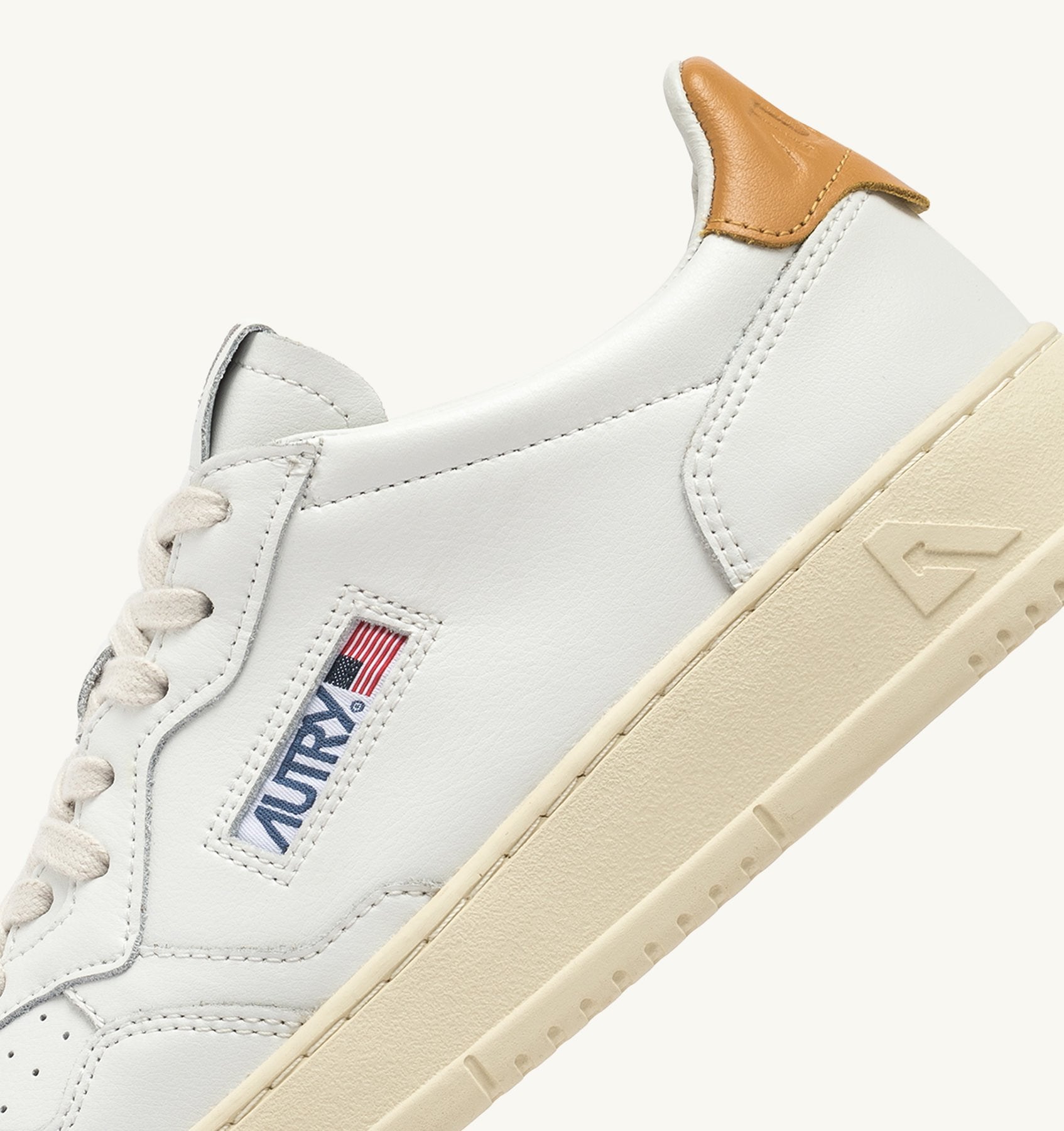AUTRY - MEDALIST LOW SNEAKERS IN WHITE AND HONEY-YELLOW LEATHER (Men) - ASTOREHERE