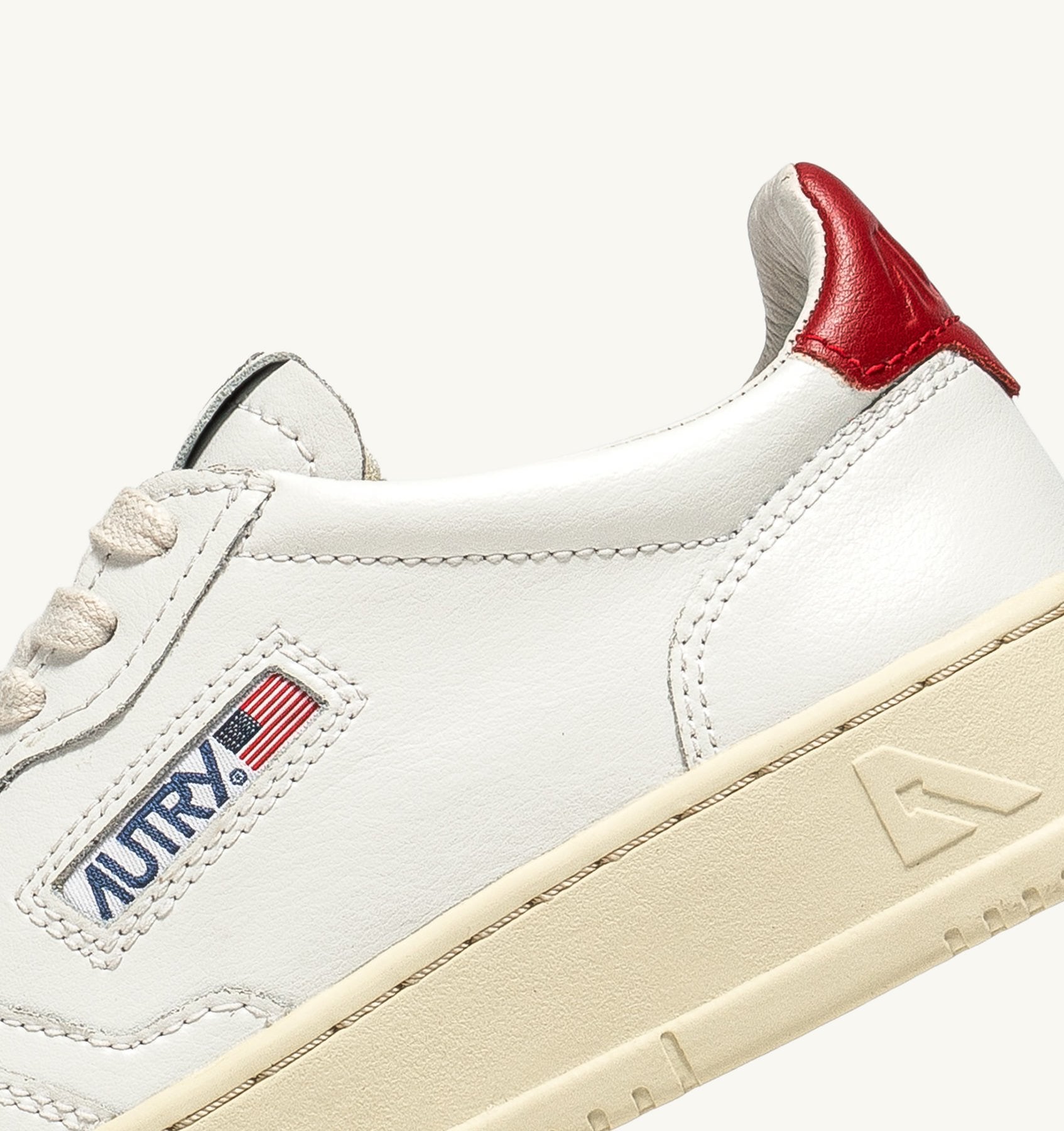 AUTRY - MEDALIST LOW SNEAKERS IN WHITE AND RED LEATHER (Women) - ASTOREHERE
