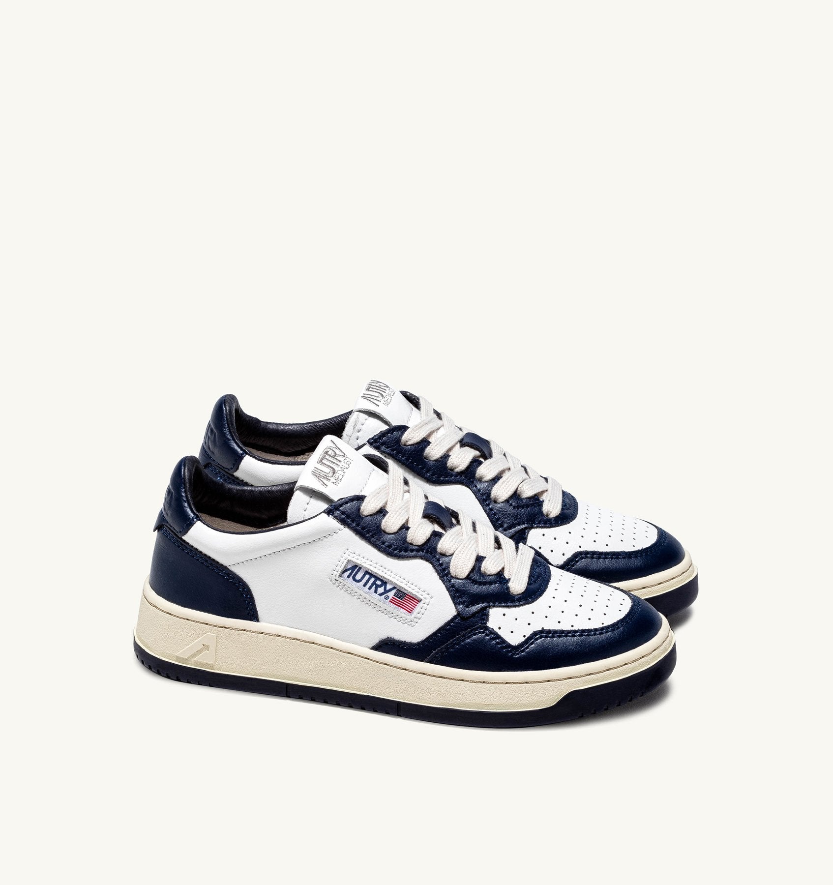 AUTRY - MEDALIST LOW BICOLOR SNEAKERS IN WHITE AND BLUE LEATHER (Women) - ASTOREHERE