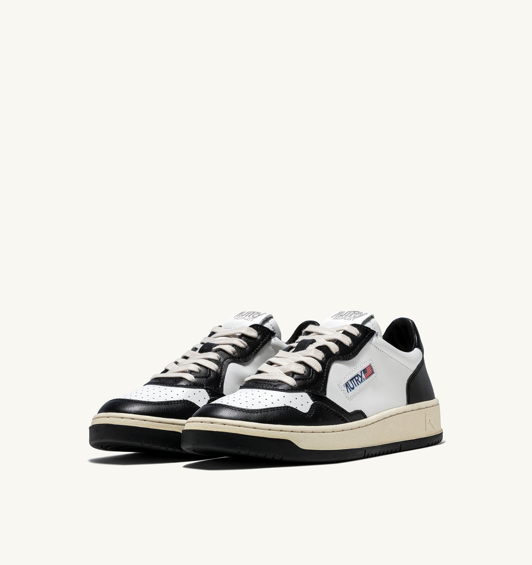 AUTRY - MEDALIST LOW BICOLOR SNEAKERS IN WHITE AND BLACK LEATHER (Women) - ASTOREHERE