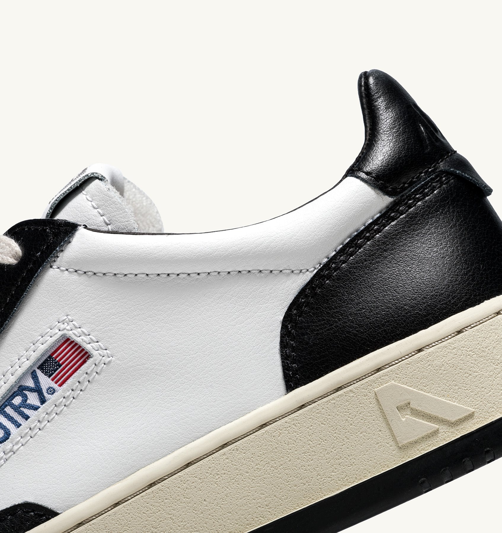 AUTRY - MEDALIST LOW BICOLOR SNEAKERS IN WHITE AND BLACK LEATHER (Women) - ASTOREHERE