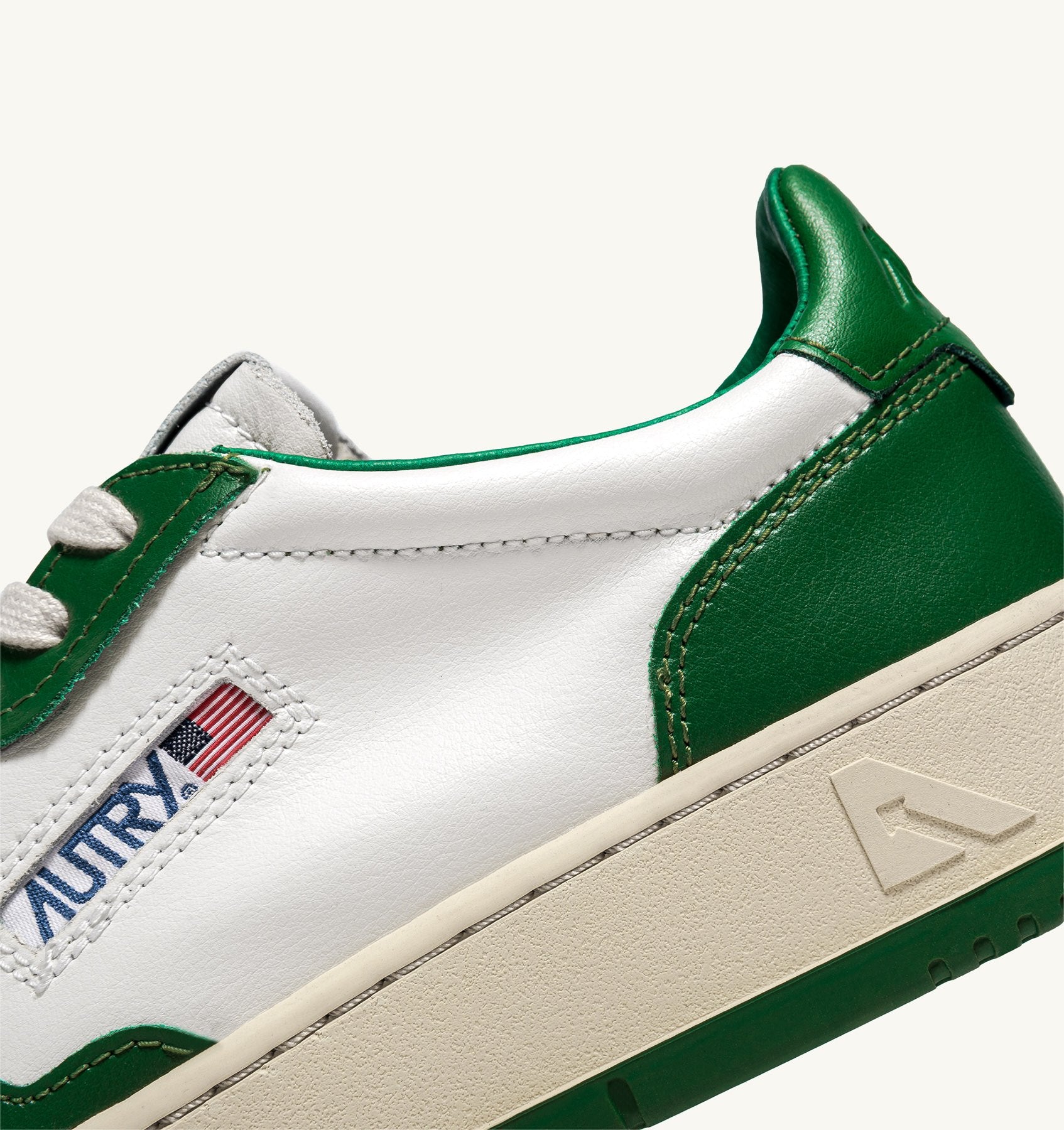 AUTRY - MEDALIST LOW BICOLOR SNEAKERS IN WHITE AND GREEN LEATHER - ASTOREHERE