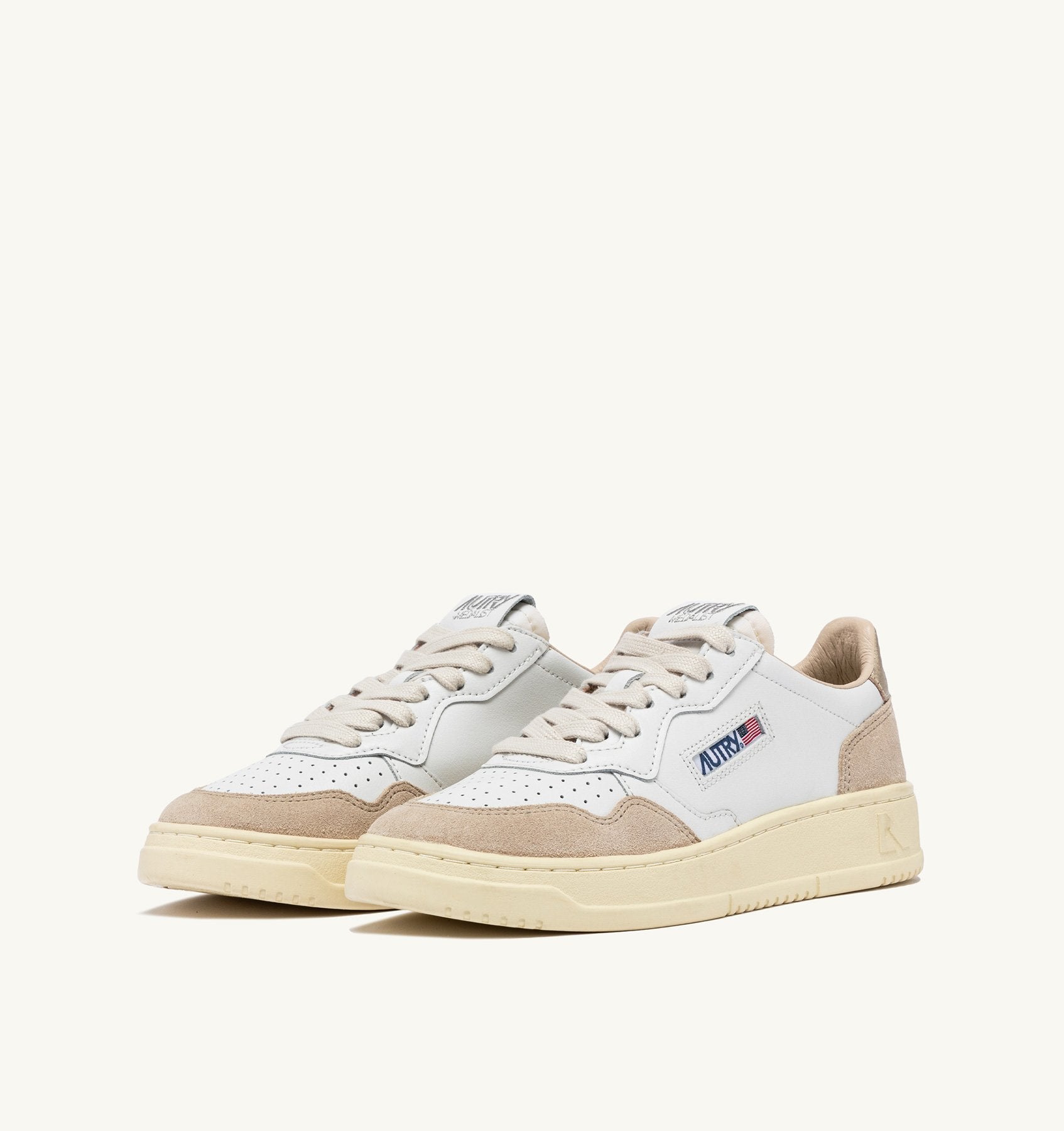 AUTRY - MEDALIST LOW SNEAKERS IN WHITE AND GOLD LEATHER (Women) - ASTOREHERE