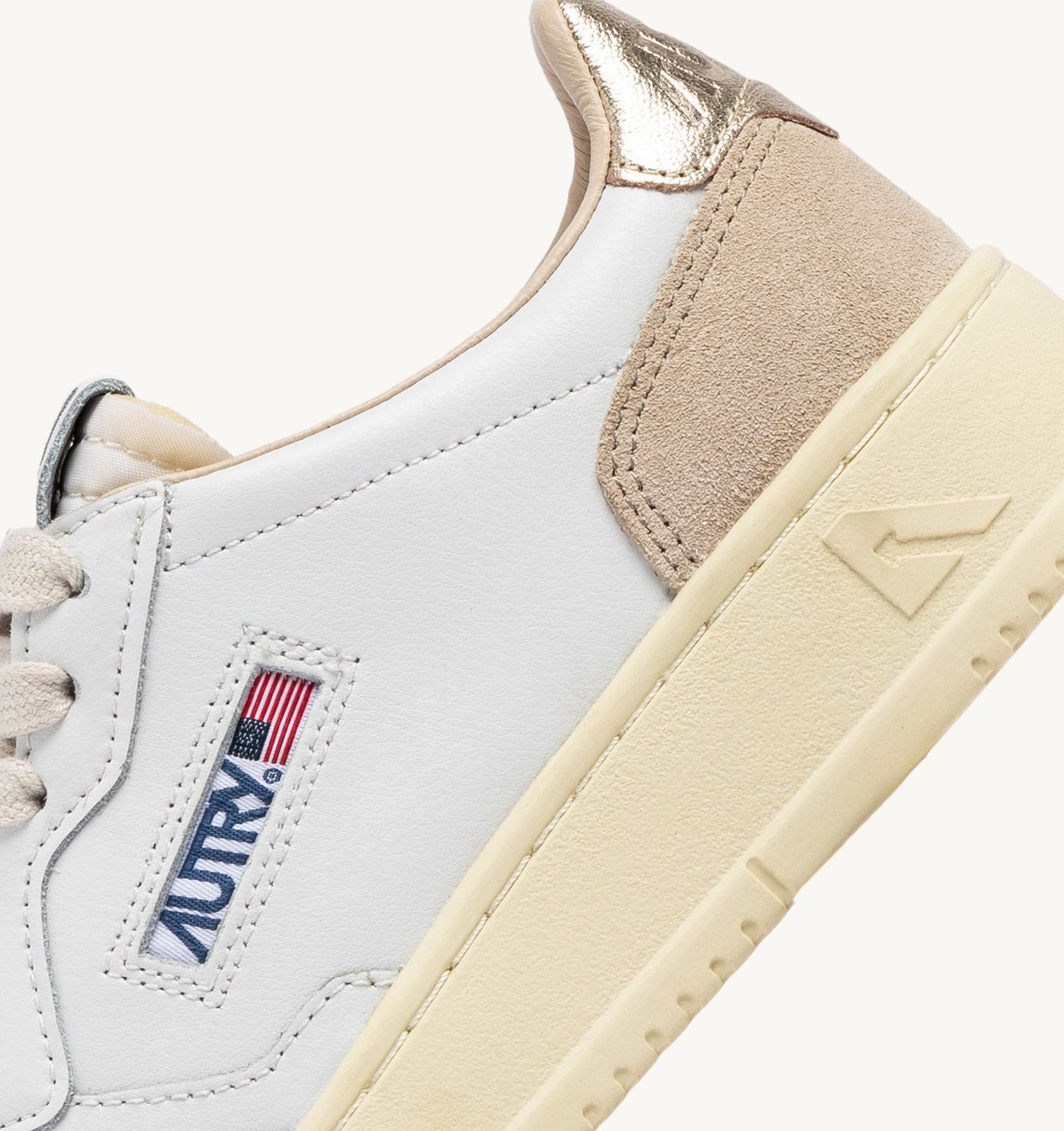 【関税&送料込】Autry Medalist Sneakers White Gold Autry Medalist Low Sneakers In White And Gold Leather
