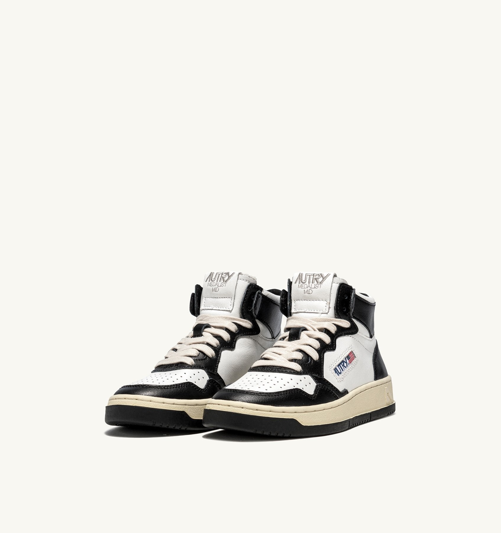 AUTRY - MEDALIST MID BICOLOR SNEAKERS IN WHITE AND BLACK LEATHER (Women) - ASTOREHERE