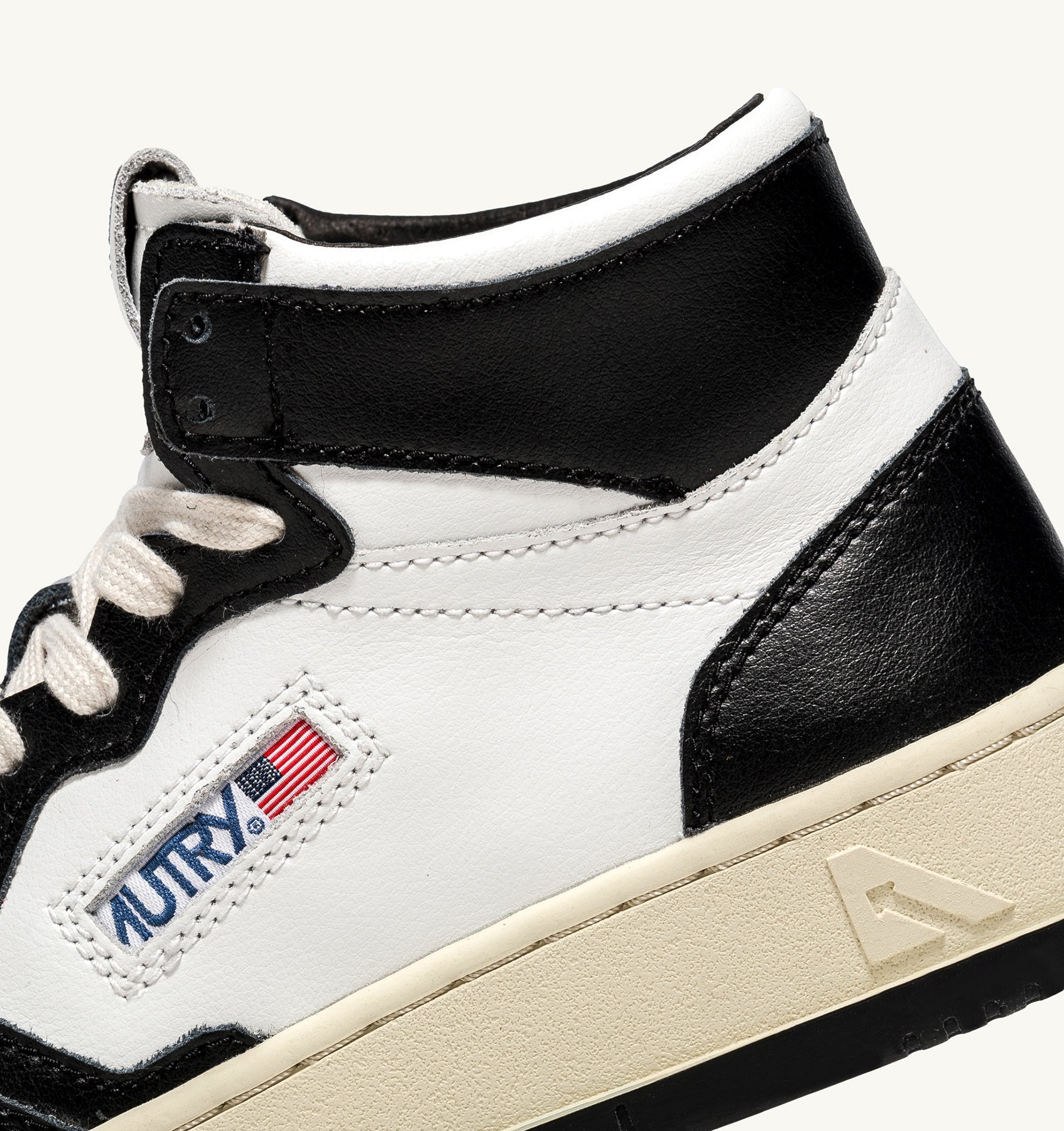 AUTRY - MEDALIST MID BICOLOR SNEAKERS IN WHITE AND BLACK LEATHER (Women) - ASTOREHERE