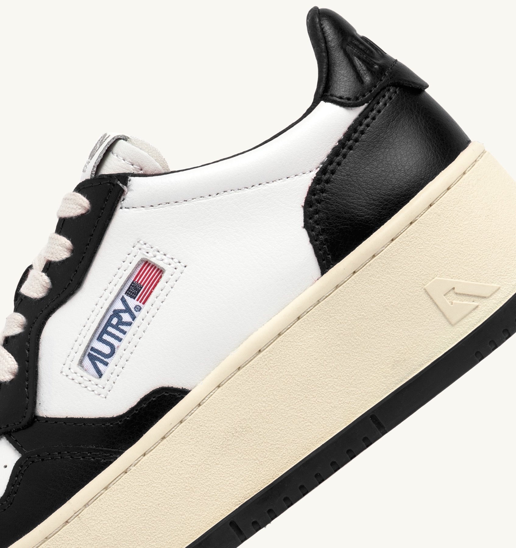 AUTRY - MEDALIST PLATFORM SNEAKERS IN WHITE AND BLACK LEATHER (Women) - ASTOREHERE