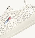 AUTRY -  MEDALIST LOW 'BLOOMING' SNEAKERS IN PATENT LEATHER COLOR WHITE (Women) - ASTOREHERE
