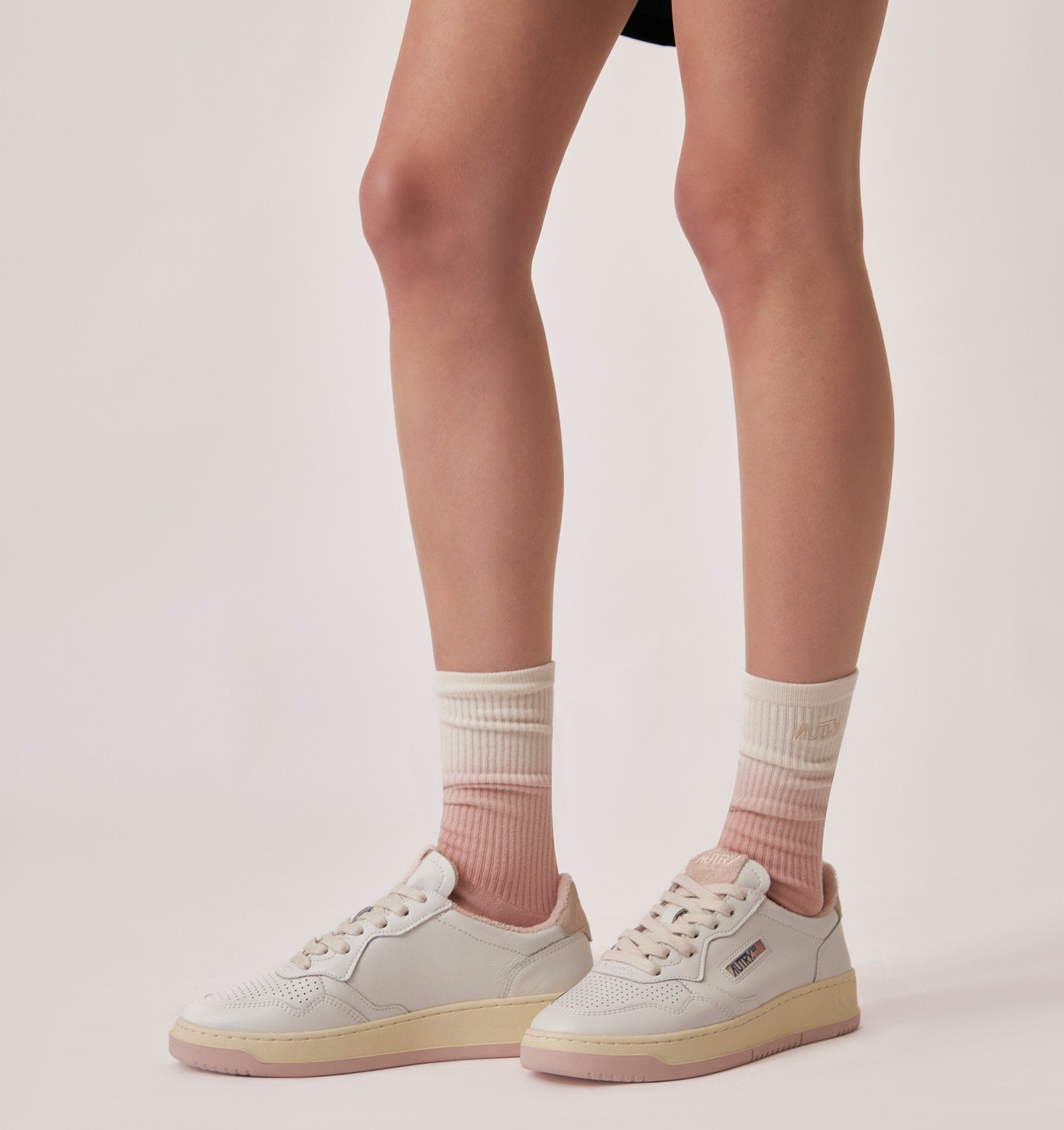 ☆AUTRY☆ Medalist Sneakers in leather white suede pink powd Autry Medalist Low Sneakers In White And Powder Leather And